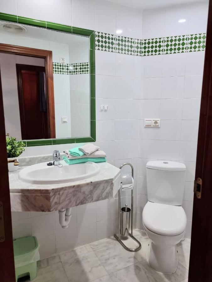 Apartment De Don Huberto, Locos *