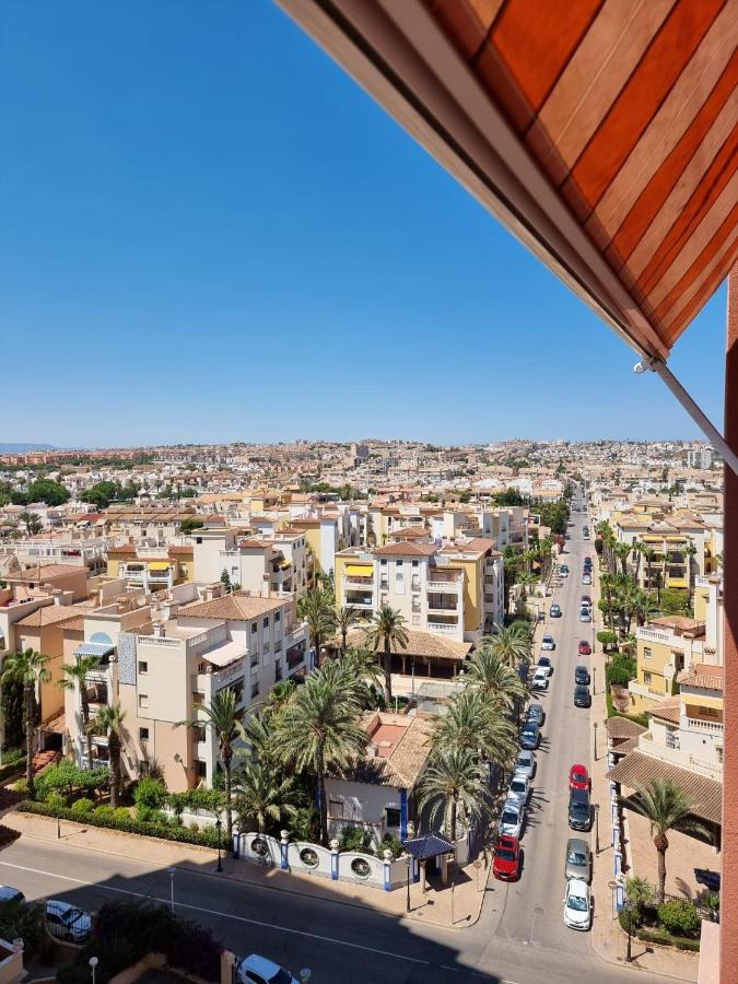 Apartment De Don Huberto, Locos *